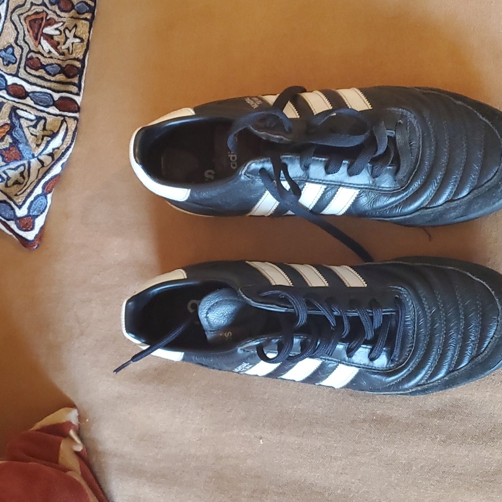 Adidas Mundial team soccer / turf shoe